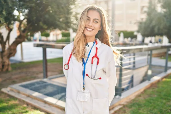 Parkta Duran Doktor Üniforması Giyen Genç Sarışın Kadın — Stok fotoğraf