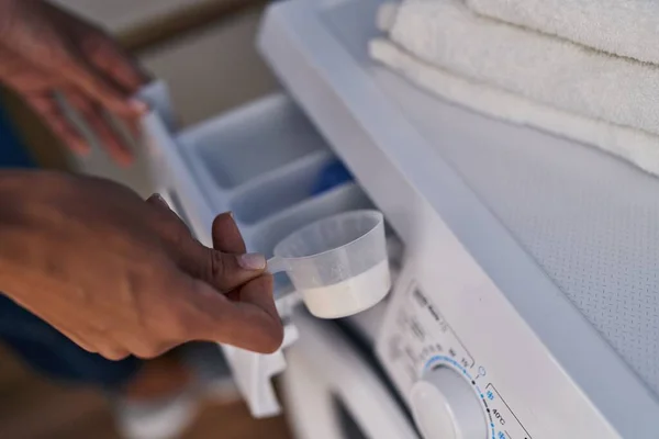 Young Beautiful Hispanic Woman Pouring Detergent Washing Machine Laundry Room — ストック写真