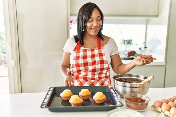 Hispanic Brunette Woman Preparing Chocolate Muffins Kitchen — ストック写真