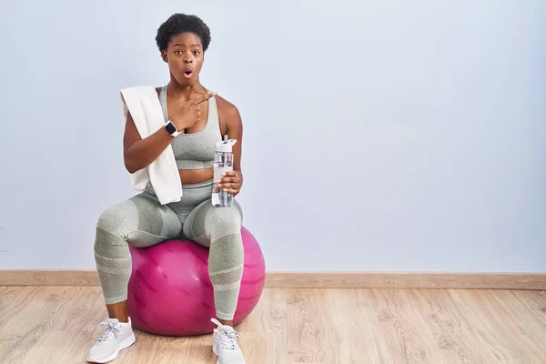 Afrikansk Amerikansk Kvinna Bär Sportkläder Sitter Pilates Boll Förvånad Pekar — Stockfoto