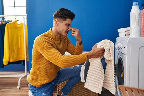 Jonge Spaanse Man Kleren Wassen Stinkende Vuile Kleren Bij Wasserij — Stockfoto