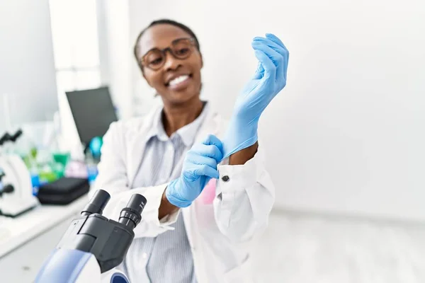 アフリカ系アメリカ人女性科学者は自信を持って手袋を研究室で — ストック写真