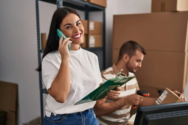 Trabajadores Negocios Hombres Mujeres Que Hablan Teléfono Inteligente Escanean Etiqueta —  Fotos de Stock