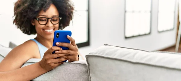 Jovem Afro Americana Sorrindo Confiante Usando Smartphone Casa — Fotografia de Stock