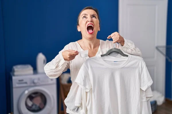 Medelålders Latinamerikansk Kvinna Håller Skjorta Hängare Och Tvättmedel Pulver Arg — Stockfoto