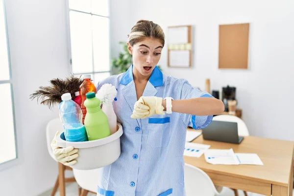 Giovane Donna Bionda Indossa Detergente Uniforme Tenuta Prodotti Pulizia Guardando — Foto Stock