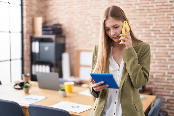 Young Caucasian Woman Business Worker Using Touchpad Talking Smartphone Office — 图库照片