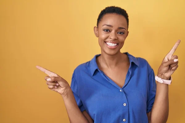 Afro Amerikaanse Vrouw Die Gele Achtergrond Staat Glimlachen Vol Vertrouwen — Stockfoto