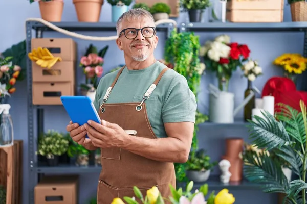 Meia Idade Homem Cabelos Grisalhos Florista Sorrindo Confiante Usando Touchpad — Fotografia de Stock