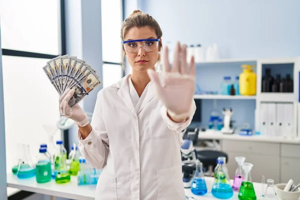Νεαρή Γυναίκα Που Εργάζονται Εργαστήριο Επιστήμονας Κρατώντας Χρήματα Ανοικτό Χέρι — Φωτογραφία Αρχείου