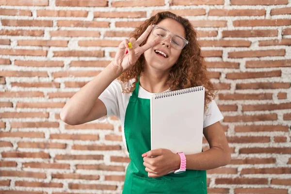 Joven Mujer Caucásica Sosteniendo Cuaderno Arte Haciendo Símbolo Paz Con —  Fotos de Stock