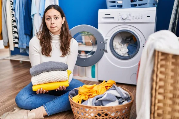 Ung Latinamerikansk Kvinna Hålla Ren Tvätt Deprimerad Och Oroa Sig — Stockfoto