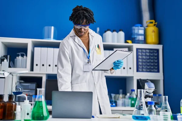 African American Man Scientist Using Laptop Holding Clipboard Laboratory — Fotografia de Stock