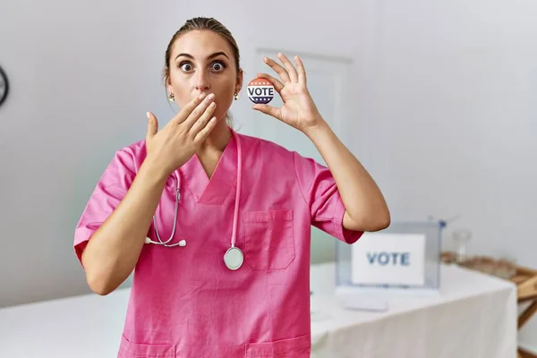 Junge Krankenschwester Wahlkampf Mit Wahlplakat Das Mund Und Hand Bedeckt — Stockfoto