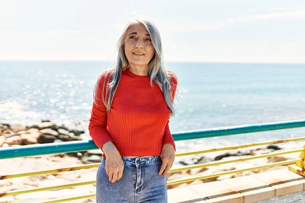 Mujer Pelo Gris Mediana Edad Sonriendo Feliz Pie Playa —  Fotos de Stock