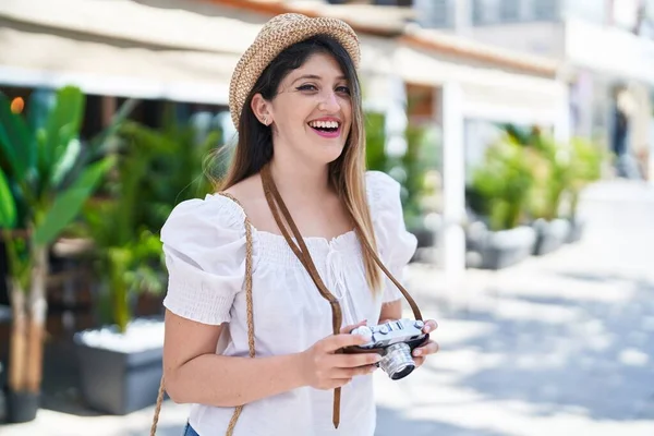 Ung Latinamerikansk Kvinna Turist Ler Säker Med Kameran Parken — Stockfoto