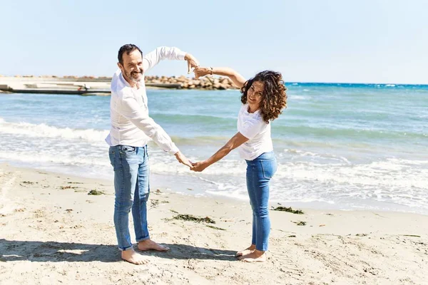 Casal Hispânico Meia Idade Sorrindo Feliz Fazendo Gesto Coração Com — Fotografia de Stock