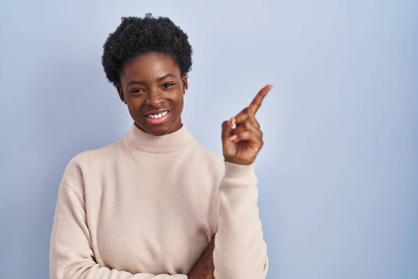 Африканська Американка Стоїть Над Синім Фоном Великою Посмішкою Обличчі Вказуючи — стокове фото