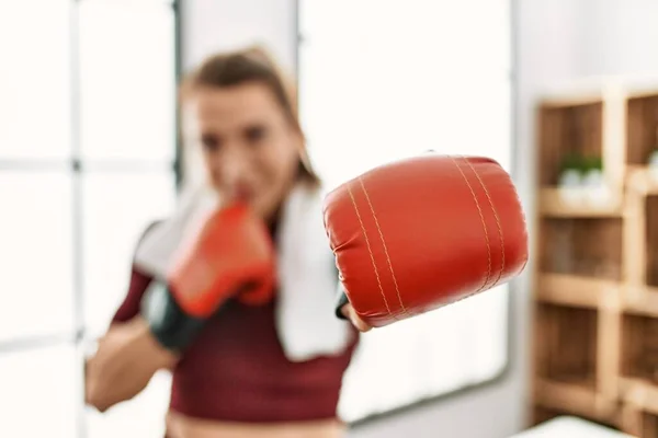 Střední Věk Kavkazský Sportovní Žena Box Doma — Stock fotografie