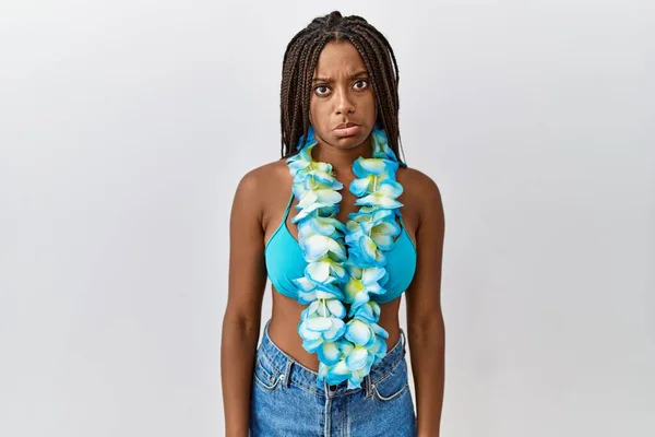 Νεαρή Αφροαμερικανή Γυναίκα Κοτσίδες Που Φοράει Μπικίνι Και Χαβανέζικη Λέι — Φωτογραφία Αρχείου