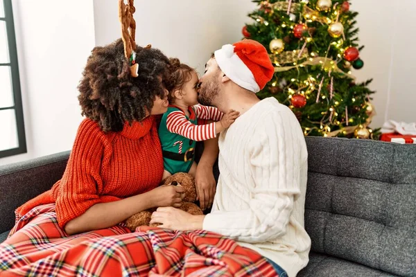 Coppia Figlia Baciare Bambino Seduto Vicino All Albero Natale Casa — Foto Stock
