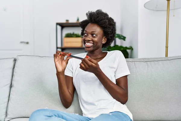 Jong Afrikaans Amerikaans Vrouw Glimlachen Zelfverzekerd Met Behulp Van Nagel — Stockfoto