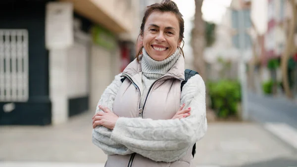 Middelbare Leeftijd Spaanse Vrouw Glimlachend Zelfverzekerd Staande Met Armen Gekruist — Stockfoto