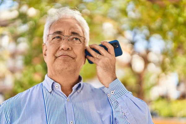 Homem Sênior Ouvindo Mensagem Áudio Pelo Smartphone Parque — Fotografia de Stock