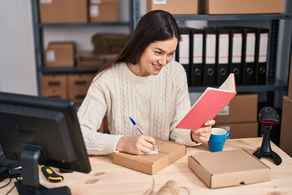 Young Woman Ecommerce Business Worker Writing Package Office — Stock Photo, Image
