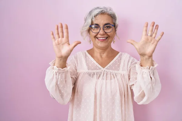 Middle Age Woman Grey Hair Standing Pink Background Showing Pointing — Fotografia de Stock