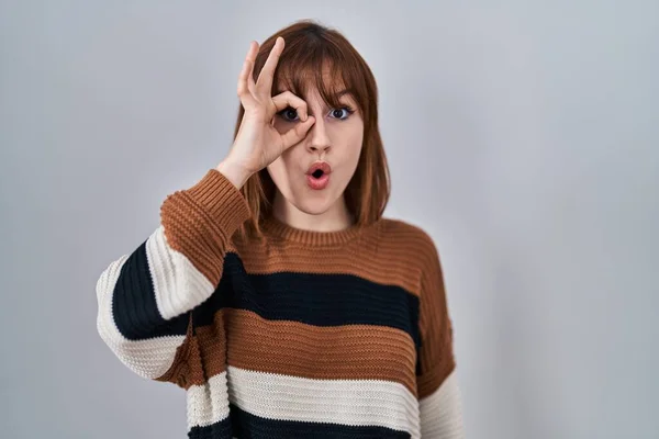 Junge Schöne Frau Gestreiftem Pullover Über Isoliertem Hintergrund Tut Geste — Stockfoto