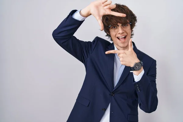 Homem Jovem Negócios Hispânico Usando Óculos Sorrindo Fazendo Moldura Com — Fotografia de Stock