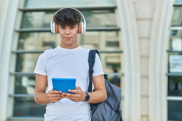 Joven Estudiante Adolescente Hispano Usando Touchpad Escuchando Música Universidad —  Fotos de Stock