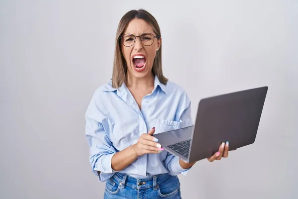 Młoda Kobieta Używająca Laptopa Wściekła Szalona Krzycząca Sfrustrowana Wściekła Krzycząca — Zdjęcie stockowe