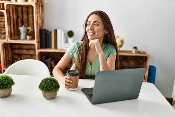 Mujer Hispana Joven Usando Laptop Tomando Café Sentado Mesa Casa —  Fotos de Stock