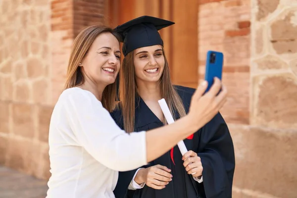 Duas Mulheres Mãe Filha Graduada Fazendo Selfie Por Smartphone Universidade — Fotografia de Stock