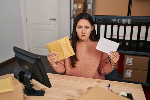 Young Latin Woman Working Small Business Ecommerce Packing Order Skeptic —  Fotos de Stock