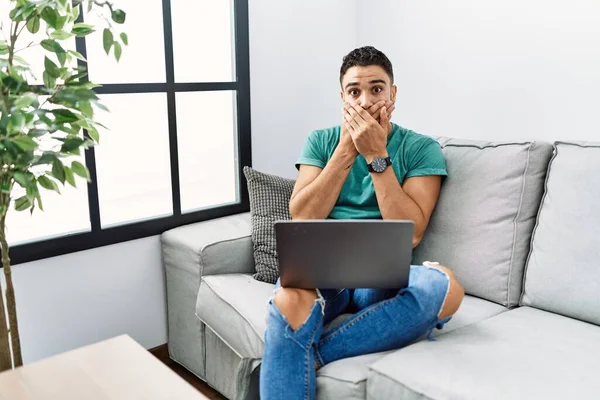 Evde Bilgisayar Bilgisayarı Kullanan Sakallı Yakışıklı Bir Adam Koltukta Oturup — Stok fotoğraf
