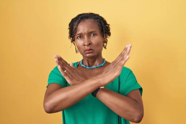 Afrikaanse Vrouw Met Dreadlocks Staan Gele Achtergrond Afwijzing Expressie Kruising — Stockfoto