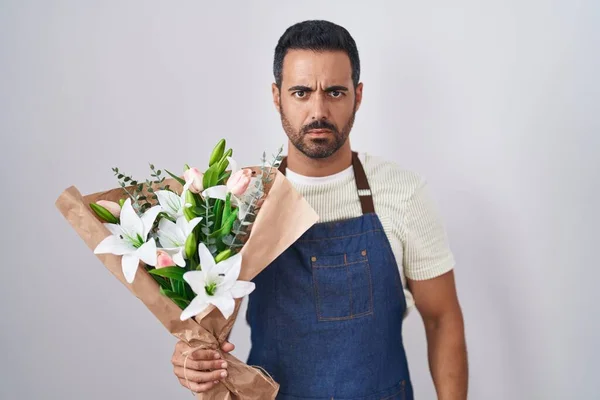 Homem Hispânico Com Barba Trabalhando Como Florista Cético Nervoso Franzindo — Fotografia de Stock