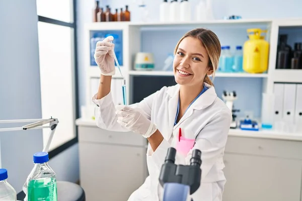 Joven Mujer Hispana Científica Vertiendo Líquido Tubo Ensayo Laboratorio —  Fotos de Stock