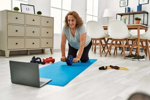 Middle Age Caucasian Woman Training Abs Using Roller Home — Φωτογραφία Αρχείου