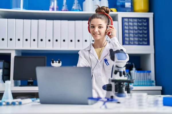 Adorable Chica Científica Usando Laptop Trabajando Laboratorio —  Fotos de Stock
