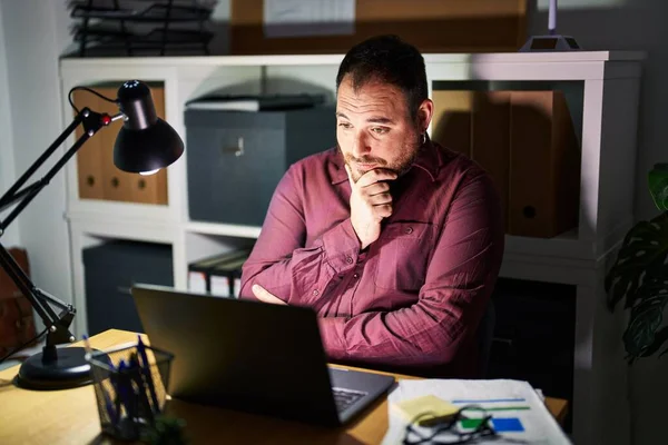 Size Hispanic Man Beard Working Office Night Looking Confident Camera — Foto Stock