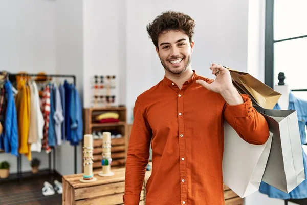 Joven Cliente Hispano Sonriendo Feliz Sosteniendo Bolsas Compras Tienda Ropa — Foto de Stock