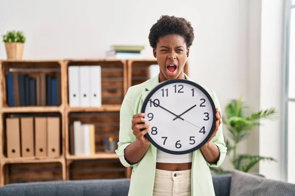 Mujer Afroamericana Sosteniendo Gran Reloj Enojado Loco Gritando Frustrado Furioso —  Fotos de Stock