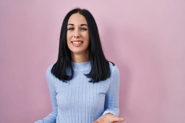 Mujer Hispana Pie Sobre Fondo Rosa Sonriendo Alegre Con Los —  Fotos de Stock