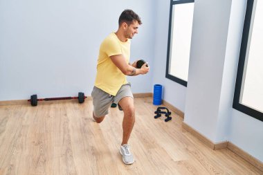 Genç İspanyol adam spor merkezinde ağırlık çalışması yapıyor.