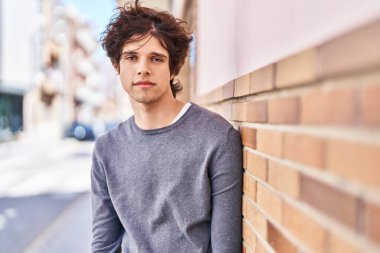 Sokakta duran gevşek yüzlü İspanyol genç adam.