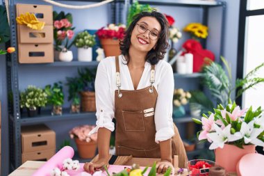 Çiçekçide kendine gülen güzel İspanyol kadın.